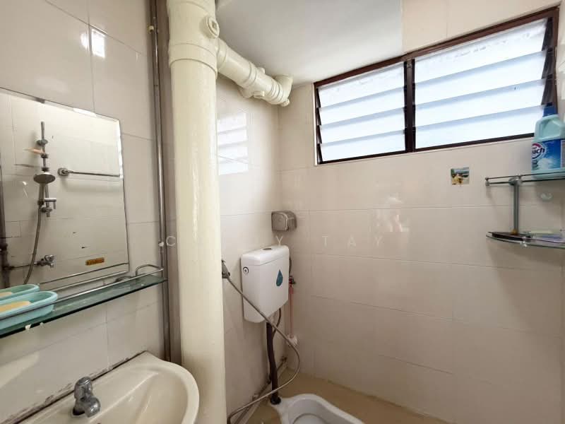 527 Jurong West Street 52, 527 Jurong West Street 52, 2 Bedrooms, 721 sqft, HDB Flat For Sale, by Candy Tay, 500206743 - Bathroom - PropertyGuru.com.sg