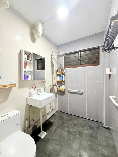 943 Jurong West Street 91, 943 Jurong West Street 91, 4 Bedrooms, 1,421 sqft, HDB Flat For Sale, by James Yeo, 500206763 - Bathroom - PropertyGuru.com.sg