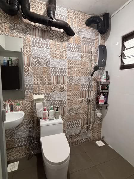 305 Canberra Road, 305 Canberra Road, 3 Bedrooms, 1,302 sqft, HDB Flat For Sale, by Alan Ng, 500206765 - Bathroom - PropertyGuru.com.sg