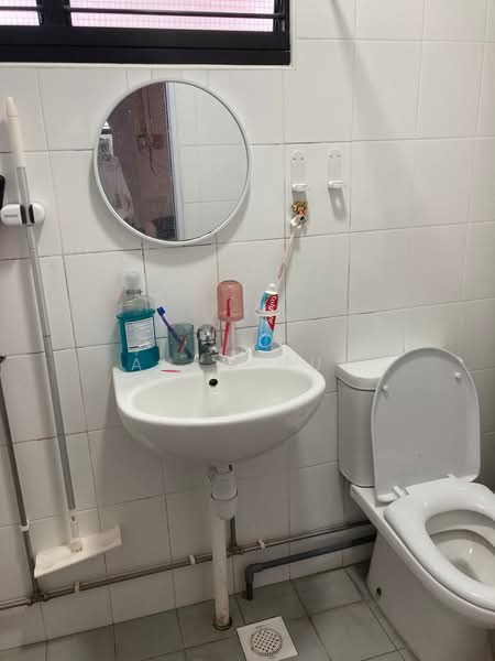650 Yishun Avenue 4, 650 Yishun Avenue 4, Room Rental, 300 sqft, HDB Flat For Rent, by Alan Huy, 500206766 - Bathroom - PropertyGuru.com.sg