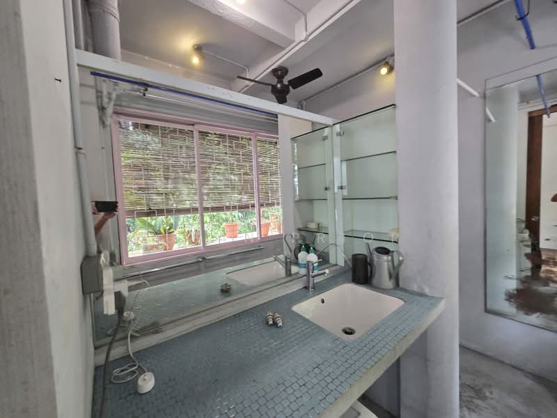 Tiong Bahru Bachelor Pad, Tiong Bahru, Yong Siak Street, 2 Bedrooms, 1,075 sqft, Conservation House For Rent, by Susan Prior, 500206779 - Bathroom - PropertyGuru.com.sg