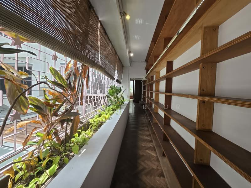 Tiong Bahru Bachelor Pad, Tiong Bahru, Yong Siak Street, 2 Bedrooms, 1,075 sqft, Conservation House For Rent, by Susan Prior, 500206779 - Corridor - PropertyGuru.com.sg