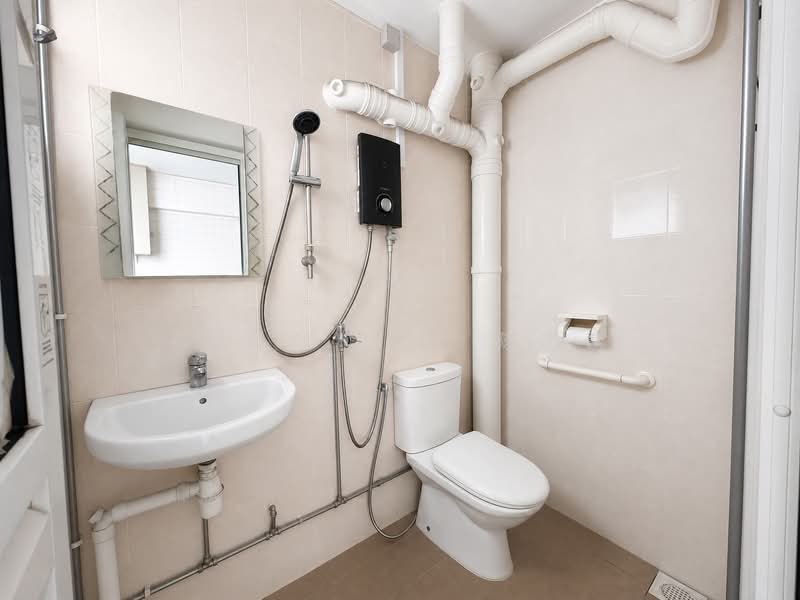426 Bukit Batok West Avenue 2, 426 Bukit Batok West Avenue 2, 3 Bedrooms, 893 sqft, HDB Flat For Sale, by Andy Tan 陈志豪, 500206786 - Bathroom - PropertyGuru.com.sg