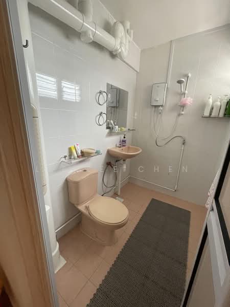 181 Bishan Street 13, 181 Bishan Street 13, Room Rental, 150 sqft, HDB Flat For Rent, by Lee Lee CHEN, 500206788 - Bathroom - PropertyGuru.com.sg
