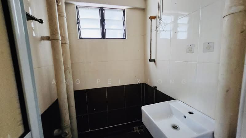 118 Lorong 1 Toa Payoh, 118 Lorong 1 Toa Payoh, 2 Bedrooms, 700 sqft, HDB Flat For Sale, by Ang Pei Xiong, 500206796 - Bathroom - PropertyGuru.com.sg