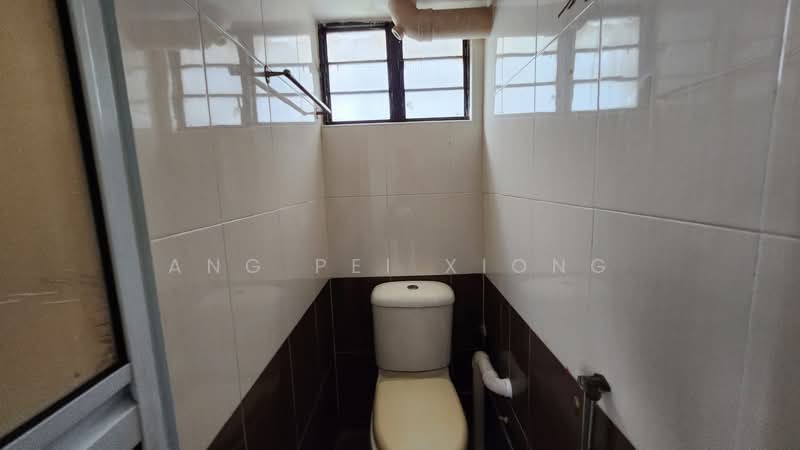 118 Lorong 1 Toa Payoh, 118 Lorong 1 Toa Payoh, 2 Bedrooms, 700 sqft, HDB Flat For Sale, by Ang Pei Xiong, 500206796 - Bathroom - PropertyGuru.com.sg