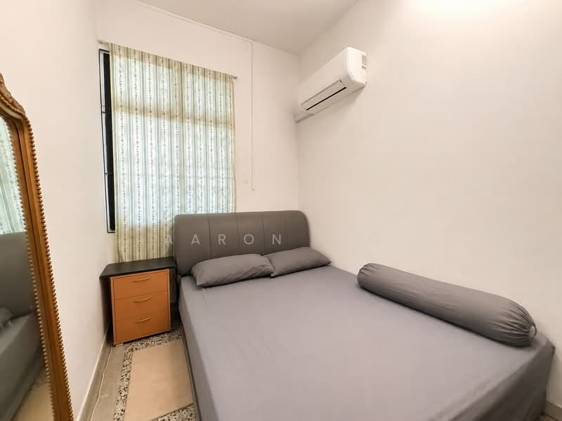 C.H.E.A.P D13 2 Storey Inter Terrace for Sale, Braddell Heights Estate, 4 Bedrooms, 1,380 sqft, Terraced House For Sale, by Aaron Yeo, 500206813 - Bedroom - PropertyGuru.com.sg