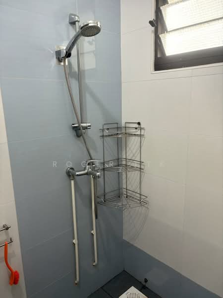 182 Stirling Road, 182 Stirling Road, Room Rental, 200 sqft, HDB Flat For Rent, by Roger TTK, 500206845 - Bathroom - PropertyGuru.com.sg