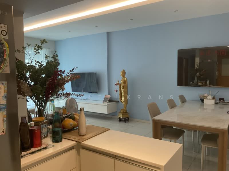 The Stellar, 6 West Coast Road, 3 Bedrooms, 1,206 sqft, Condominium For Sale, by Shirley Krans, 500206888 - Living Room - PropertyGuru.com.sg