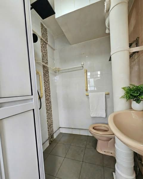 139 Bedok North Avenue 3, 139 Bedok North Avenue 3, 3 Bedrooms, 1,259 sqft, HDB Flat For Sale, by Tina Yuan, 500206914 - Bathroom - PropertyGuru.com.sg