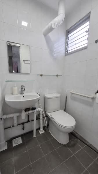 703 Bedok Reservoir Road, 703 Bedok Reservoir Road, 2 Bedrooms, 732 sqft, HDB Flat For Sale, by Frederick Foo, 500206919 - Master Bathroom - PropertyGuru.com.sg