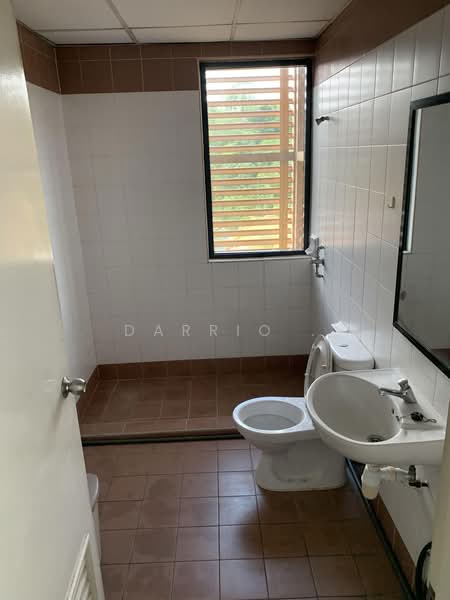 Midview Building, 50 Bukit Batok Street 23, 1,561 sqft, Light Industrial (B1) For Sale, by Darrio ., 500206989 - Bathroom - CommercialGuru.com.sg