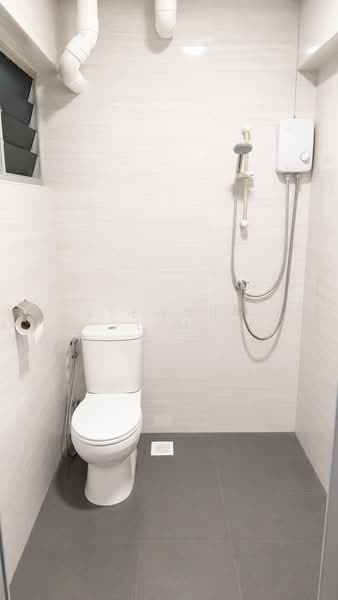 515 Jurong West Street 52, 515 Jurong West Street 52, 2 Bedrooms, 797 sqft, HDB Flat For Sale, by Stewart Lim, 500207011 - Bathroom - PropertyGuru.com.sg