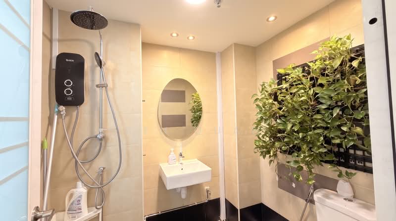 Midview City, 18 Sin Ming Lane, 300 sqft, Light Industrial (B1) For Rent, by Ben Quah, 500207021 - Bathroom - CommercialGuru.com.sg