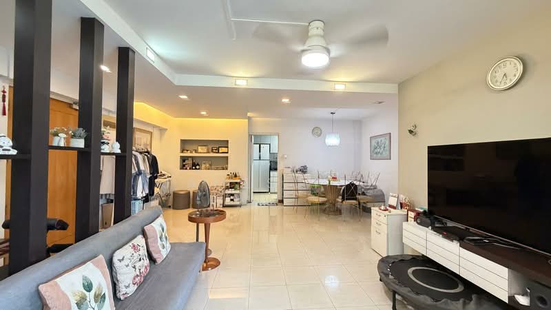 987D Jurong West Street 93, 987D Jurong West Street 93, 3 Bedrooms, 1,206 sqft, HDB Flat For Sale, by James Yeo, 500207085 - Living Room - PropertyGuru.com.sg