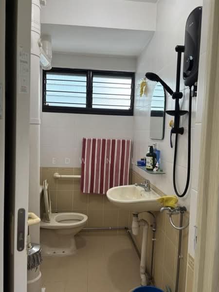 282 Tampines Street 22, 282 Tampines Street 22, 2 Bedrooms, 796 sqft, HDB Flat For Sale, by Edwin Lim, 500207092 - Bathroom - PropertyGuru.com.sg