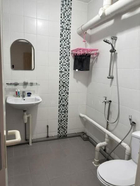 282 Tampines Street 22, 282 Tampines Street 22, 2 Bedrooms, 796 sqft, HDB Flat For Sale, by Edwin Lim, 500207092 - Bathroom - PropertyGuru.com.sg