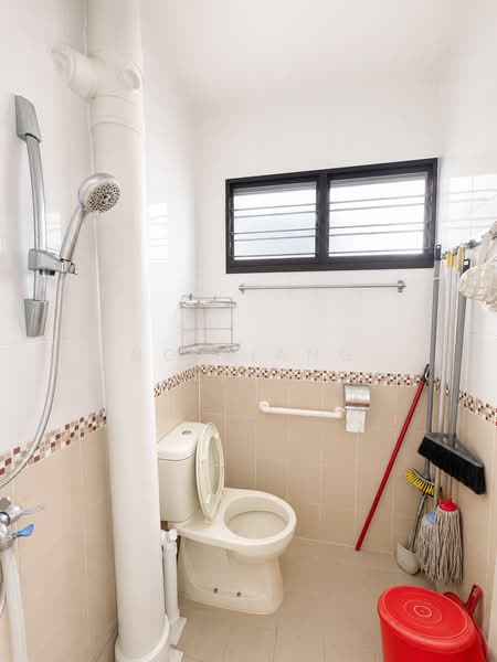746 Yishun Street 72, 746 Yishun Street 72, 2 Bedrooms, 721 sqft, HDB Flat For Sale, by Ng Siang Ling, 500207134 - Bathroom - PropertyGuru.com.sg