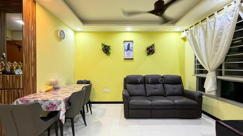573A Woodlands Glen, 573A Woodlands Drive 16, 2 Bedrooms, 731 sqft, HDB Flat For Sale, by James Yeo, 500207158 - Living Room - PropertyGuru.com.sg