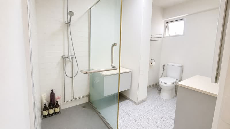 410 Jurong West Street 42, 410 Jurong West Street 42, 3 Bedrooms, 1,593 sqft, HDB Flat For Sale, by Chloe Leong (廖欣燕), 500207170 - Bathroom - PropertyGuru.com.sg