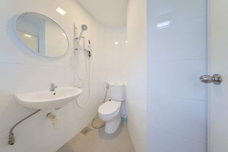 Shelford Mansions, 27 Shelford Road, 5 Bedrooms, 3,100 sqft, Apartment For Rent, by Sheryl Han, 500207185 - Yard Bathroom - PropertyGuru.com.sg