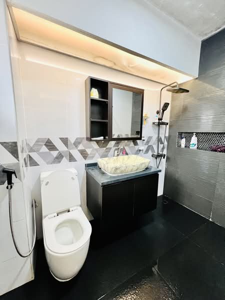 332 Tampines Street 32, 332 Tampines Street 32, 4 Bedrooms, 1,583 sqft, HDB Flat For Sale, by Noor Deen, 500207208 - Master Bathroom - PropertyGuru.com.sg