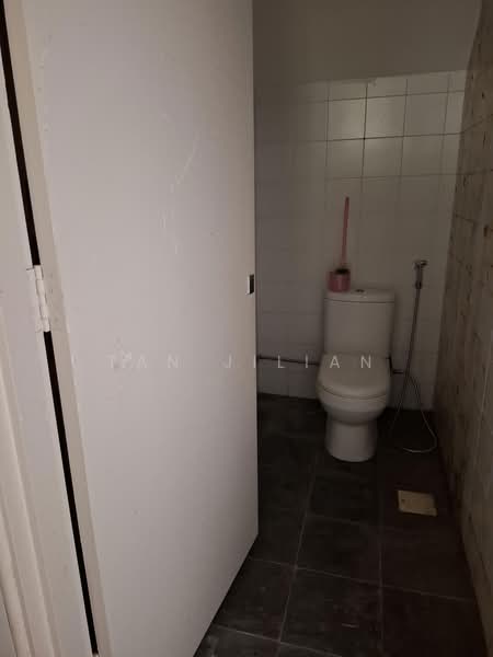 The Riverside Piazza, 11 Keng Cheow Street, 765 sqft, Other Retail For Rent, by Tan Jilian, 500207222 - Built-in Toilet - CommercialGuru.com.sg