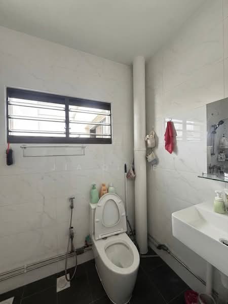 826 Woodlands Street 81, 826 Woodlands Street 81, 5 Bedrooms, 1,410 sqft, HDB Flat For Sale, by Jia Qi Lee, 500207267 - Bathroom - PropertyGuru.com.sg