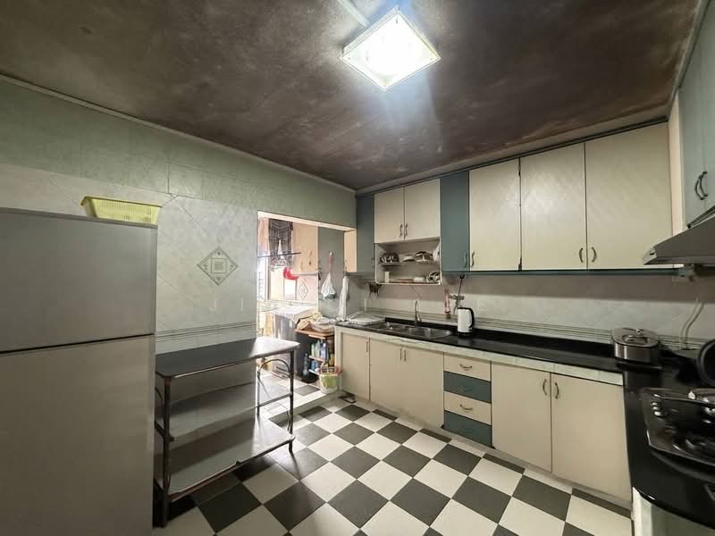 826 Woodlands Street 81, 826 Woodlands Street 81, 5 Bedrooms, 1,410 sqft, HDB Flat For Sale, by Jia Qi Lee, 500207267 - Kitchen - PropertyGuru.com.sg