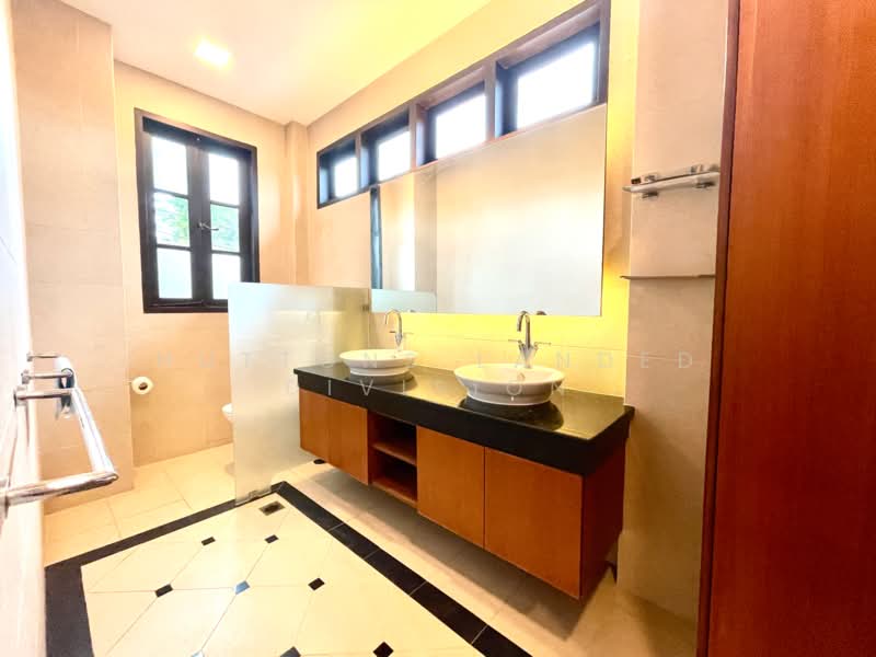 Wide Frontage Detached Bungalow with Pool & Italian Kitchen, , 6 Bedrooms, 4,305 sqft, Bungalow House For Sale, by YAN GOH, 500207278 - Bathroom - PropertyGuru.com.sg
