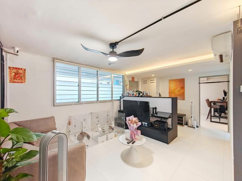 239 Serangoon Avenue 2, 239 Serangoon Avenue 2, 3 Bedrooms, 904 sqft, HDB Flat For Sale, by James Yeo, 500207293 - Living Room - PropertyGuru.com.sg