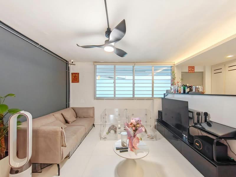 239 Serangoon Avenue 2, 239 Serangoon Avenue 2, 3 Bedrooms, 904 sqft, HDB Flat For Sale, by James Yeo, 500207293 - Living Room - PropertyGuru.com.sg