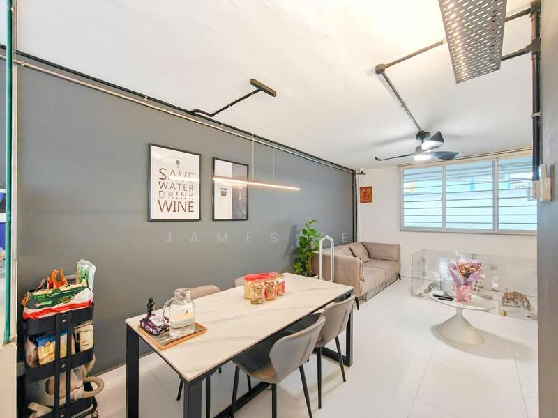239 Serangoon Avenue 2, 239 Serangoon Avenue 2, 3 Bedrooms, 904 sqft, HDB Flat For Sale, by James Yeo, 500207293 - Living Room - PropertyGuru.com.sg