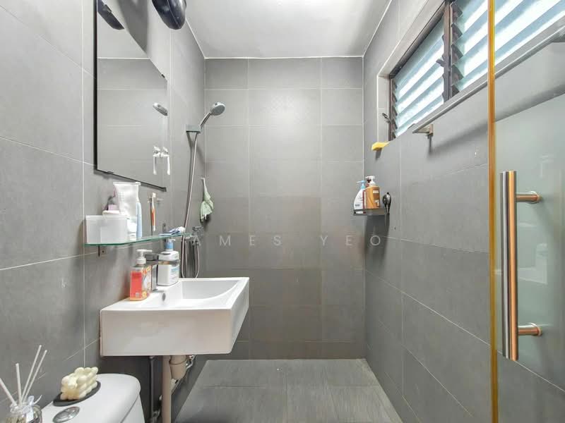 239 Serangoon Avenue 2, 239 Serangoon Avenue 2, 3 Bedrooms, 904 sqft, HDB Flat For Sale, by James Yeo, 500207293 - Bathroom - PropertyGuru.com.sg
