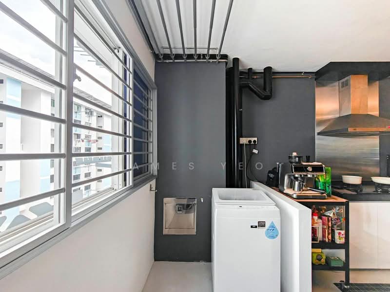 239 Serangoon Avenue 2, 239 Serangoon Avenue 2, 3 Bedrooms, 904 sqft, HDB Flat For Sale, by James Yeo, 500207293 - Balcony - PropertyGuru.com.sg