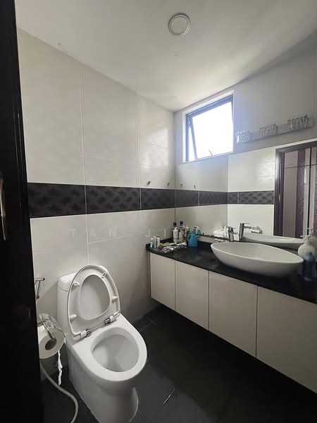 Regent Heights, 50 Bukit Batok East Avenue 5, 3 Bedrooms, 1,173 sqft, Condominium For Rent, by Tan Jin Yi, 500207314 - Bathroom - PropertyGuru.com.sg