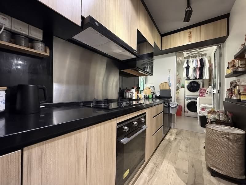 292C Bukit Batok East Avenue 6, 292C Bukit Batok East Avenue 6, 3 Bedrooms, 1,001 sqft, HDB Flat For Sale, by Felix Ng, 500207325 - Kitchen + Yard - PropertyGuru.com.sg