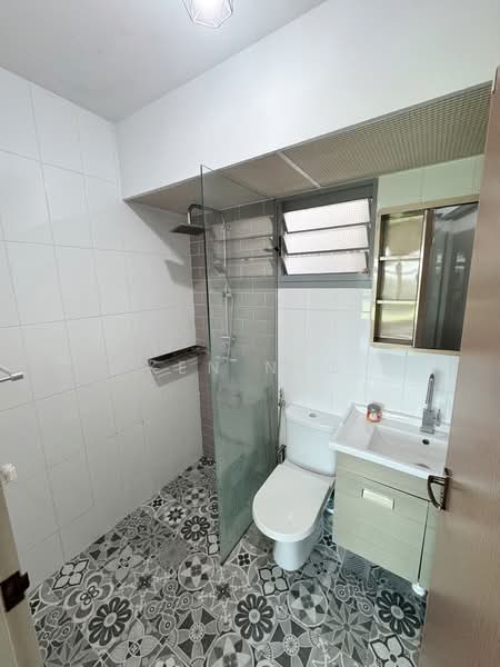 682A Edgedale Plains, 682A Edgedale Plains, 3 Bedrooms, 1,001 sqft, HDB Flat For Rent, by Ken Neo, 500207350 - Bathroom - PropertyGuru.com.sg
