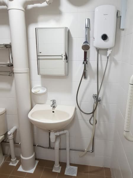 124 Paya Lebar Way, 124 Paya Lebar Way, Room Rental, 120 sqft, HDB Flat For Rent, by Ken Wee, 500207354 - Bathroom - PropertyGuru.com.sg