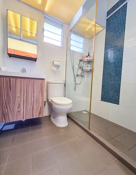 376A Hougang Street 32, 376A Hougang Street 32, 3 Bedrooms, 990 sqft, HDB Flat For Sale, by Marcella Yong 杨惠晴, 500207387 - Bathroom - PropertyGuru.com.sg