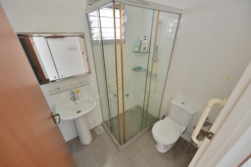 212B Punggol Walk, 212B Punggol Walk, 2 Bedrooms, 721 sqft, HDB Flat For Sale, by Dyann Thong, 500207396 - Bathroom - PropertyGuru.com.sg