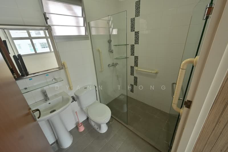 212B Punggol Walk, 212B Punggol Walk, 2 Bedrooms, 721 sqft, HDB Flat For Sale, by Dyann Thong, 500207396 - Bathroom - PropertyGuru.com.sg