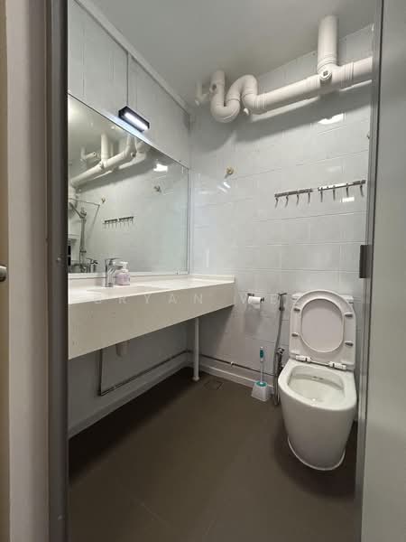 155 Gangsa Road, 155 Gangsa Road, 4 Bedrooms, 1,506 sqft, HDB Flat For Rent, by Bryan Wee, 500207409 - Bathroom - PropertyGuru.com.sg