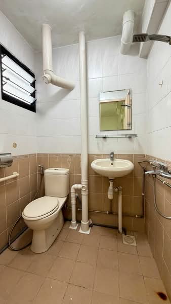 227 Bukit Batok Central, 227 Bukit Batok Central, 2 Bedrooms, 721 sqft, HDB Flat For Sale, by James Yeo, 500207421 - Bathroom - PropertyGuru.com.sg
