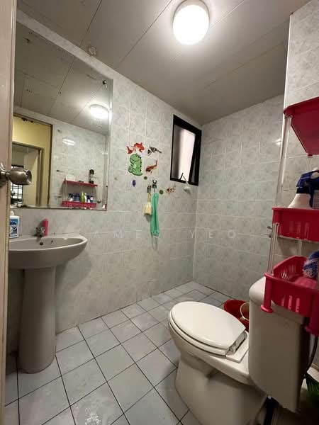 160 Hougang Street 11, 160 Hougang Street 11, 3 Bedrooms, 1,076 sqft, HDB Flat For Sale, by James Yeo, 500207451 - Bathroom - PropertyGuru.com.sg