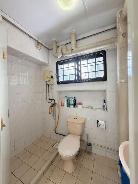 751 Woodlands Circle, 751 Woodlands Circle, 3 Bedrooms, 1,098 sqft, HDB Flat For Sale, by Roland Tai, 500207518 - Bathroom - PropertyGuru.com.sg
