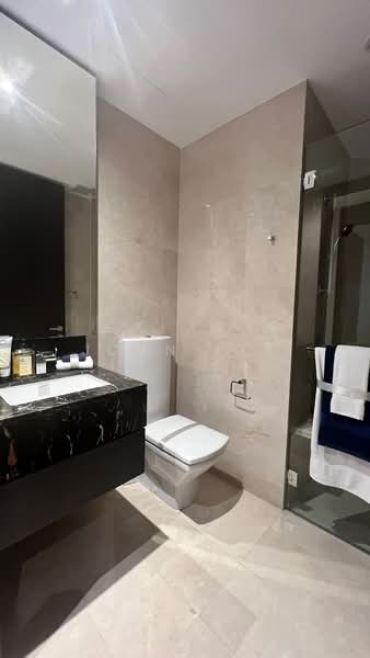 Concourse Skyline, 300 Beach Road, 3 Bedrooms, 1,668 sqft, Condominium For Sale, by John Lee, 500207537 - Bathroom - PropertyGuru.com.sg