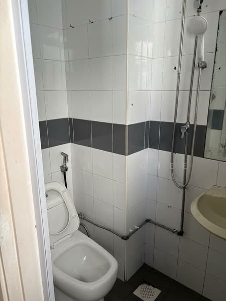 Guilin Court, 10 Geylang Lorong 26, 1 Bedroom, 150 sqft, Condominium For Rent, by Mar Inn Chee, 500207625 - Bathroom - PropertyGuru.com.sg
