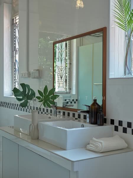 Cuppage House, 127 Emerald Hill, Studio, 484 sqft, Shophouse For Rent, by Jamie Sitoh, 500207630 - Bathroom - PropertyGuru.com.sg