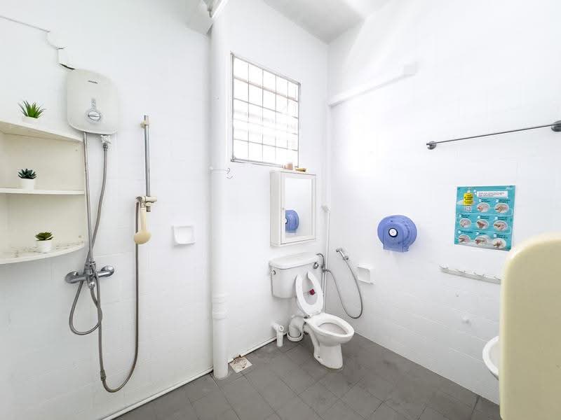 Kembangan Villas, Lengkong Tiga, Eunos / Geylang / Paya Lebar, 6 Bedrooms, 4,385 sqft, Semi-Detached House For Sale, by Winfred Quek, 500207631 - Bathroom - PropertyGuru.com.sg